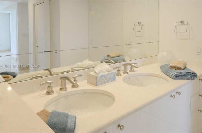 Building Photo - 901 Brickell Key Blvd