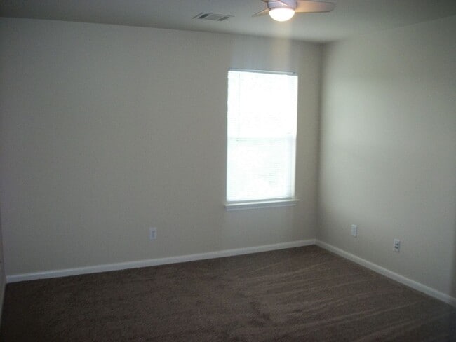 Building Photo - BEAUTIFUL HOME IN A GATED COMMUNITY!
