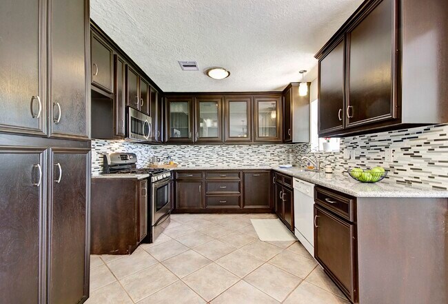 Building Photo - 609 Mary Ann Dr