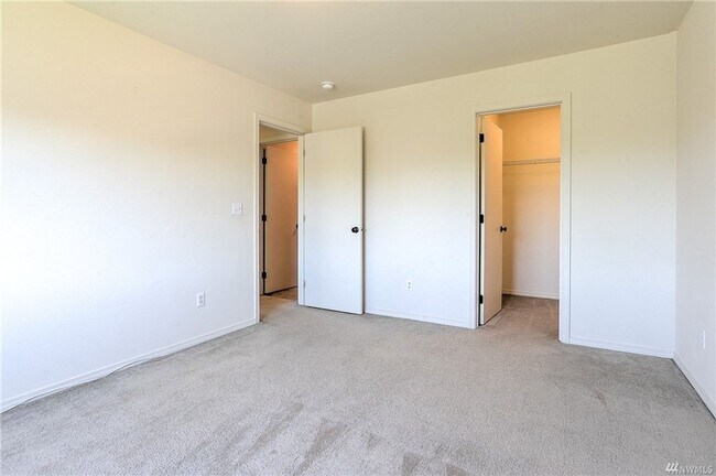 Building Photo - Large Lacey Four Bedroom, Corner Lot, Newl...