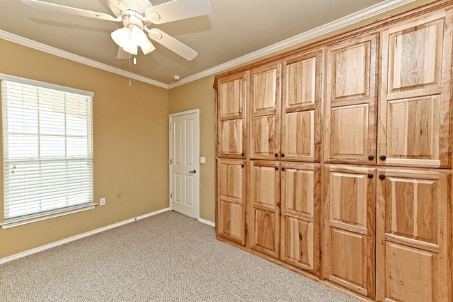 Building Photo - 533 Mill Pond Path