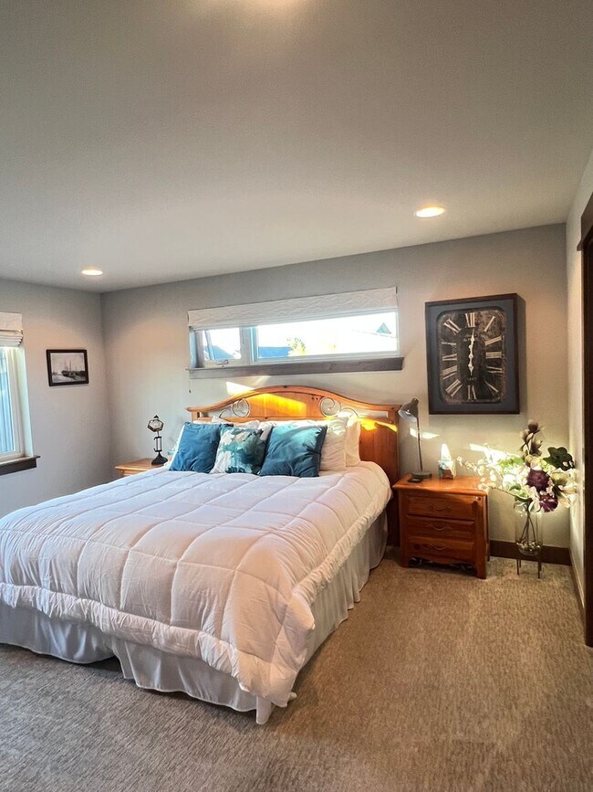 Building Photo - Stunning Fully Furnished Townhome with Lake Views