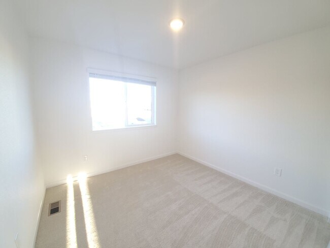 Building Photo - Newer Townhouse in Ideal North Gate Location!