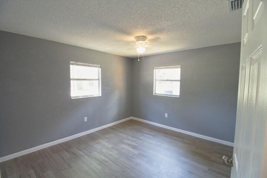 Building Photo - 7138 Oakwood Dr