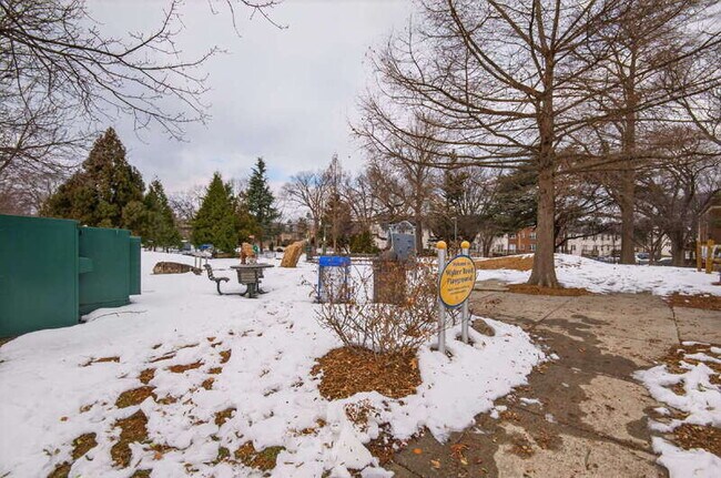 Building Photo - 1107 S Walter Reed Dr