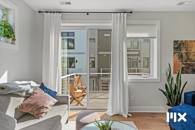 Building Photo - 627 Fairview Ave NE