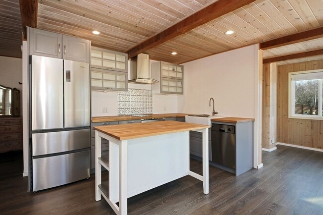 Building Photo - One Of A Kind Freeland Home with Two Seper...