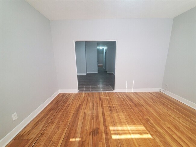 Building Photo - 4 Abbotsford St