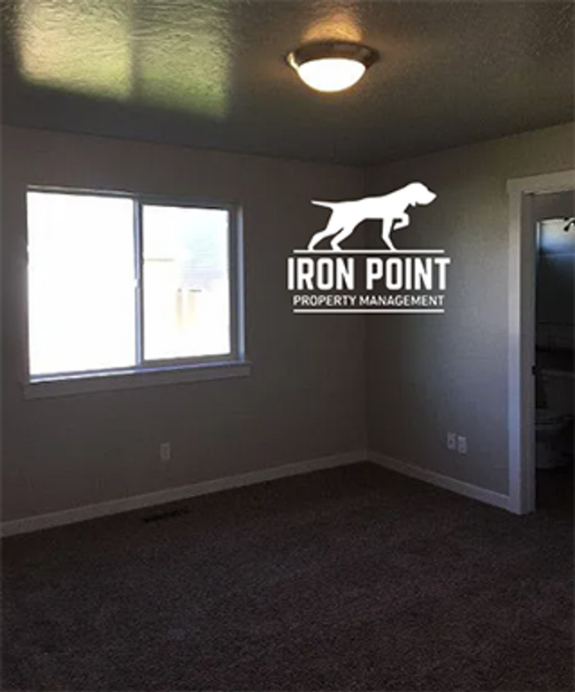 Building Photo - 4bed/2bath in Meridian w/vaulted ceilings,...
