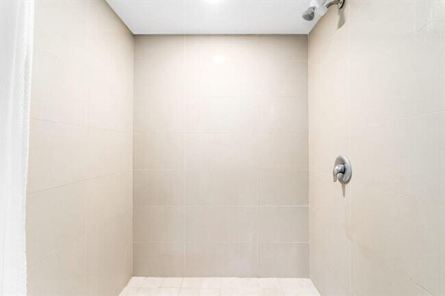 Building Photo - 18911 Collins Ave