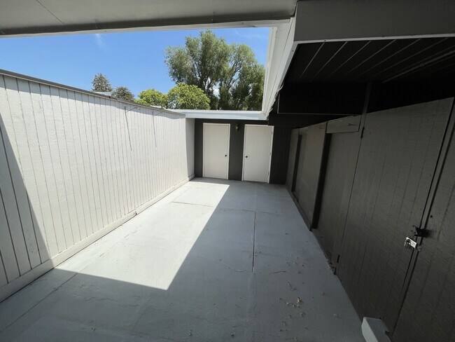 Building Photo - 852 E Three Fountains Dr