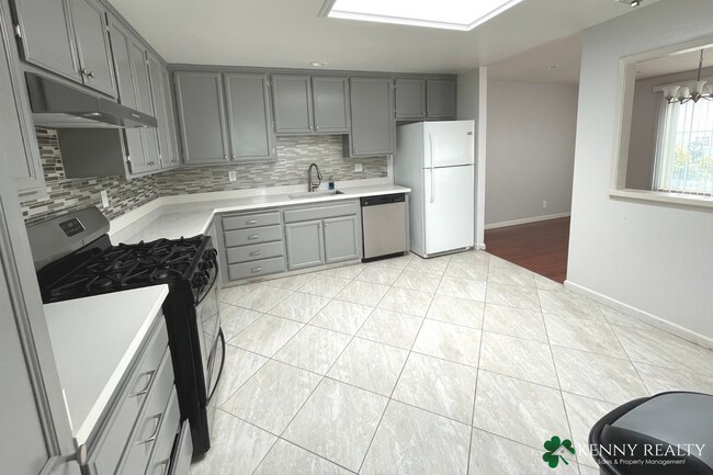 Building Photo - Spacious Six Bedroom, Three Bathroom Home ...