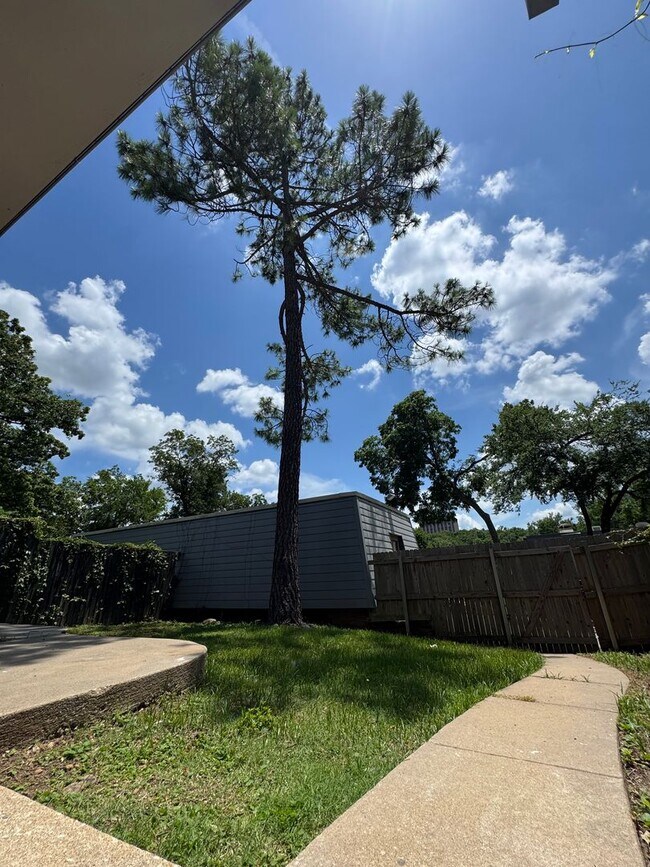 Building Photo - Newly renovated 3 bedroom 2.5 baths