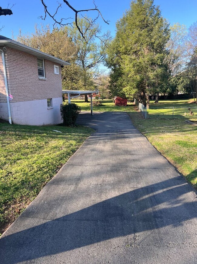 Building Photo - Glengarry Park with Large Yard