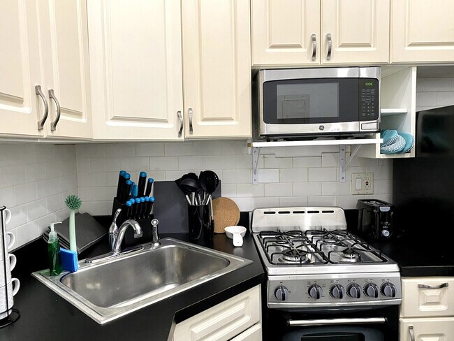 Building Photo - 310 E 103rd St