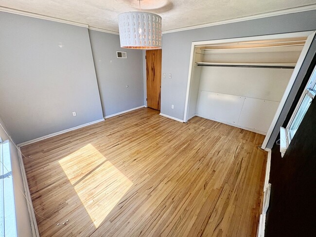 Building Photo - 4 Bedroom 2 Bathroom house