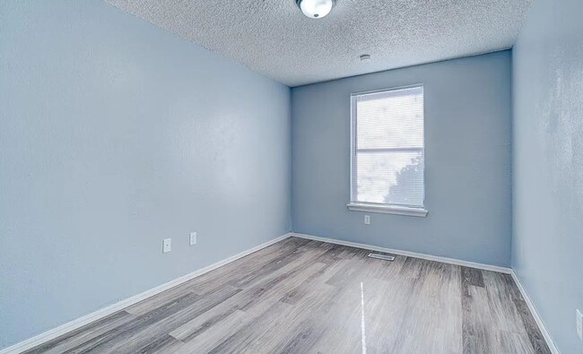 Building Photo - 3 bed two bath in Yukon, clean , updated a...