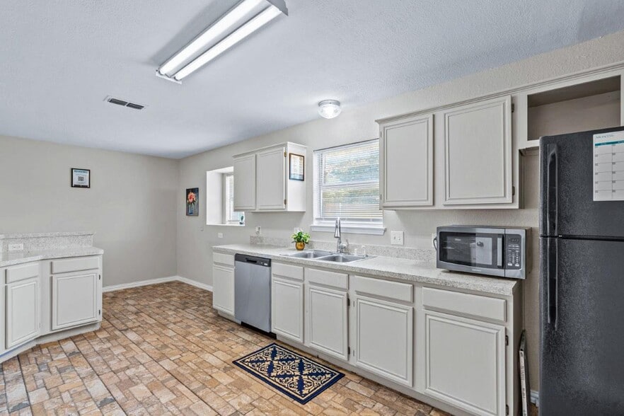 Building Photo - 8128 Heritage Pl Dr