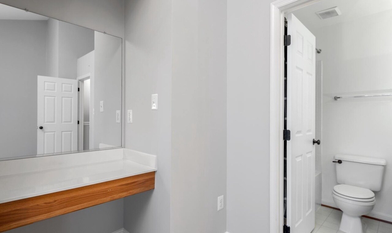 Building Photo - 45461 Bluemont Junction Sq