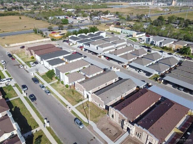 Building Photo - 2713 W Primrose Ave