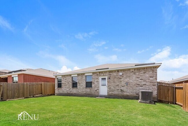 Building Photo - 2028 Hialeah Dr