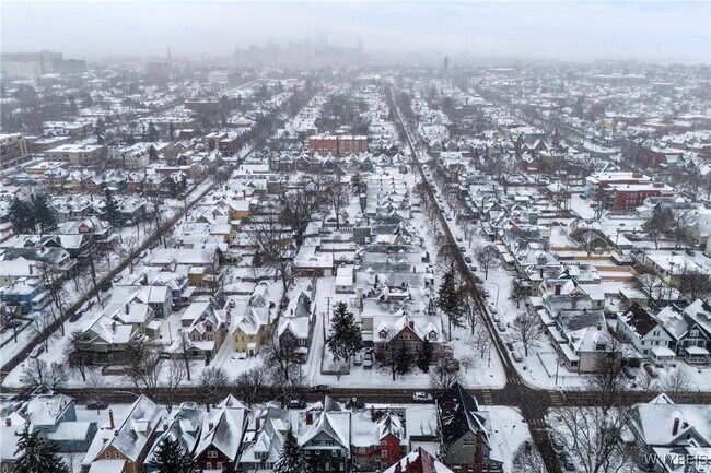 Building Photo - 365 W Utica St