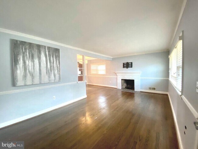 Building Photo - 2021 N Woodrow St