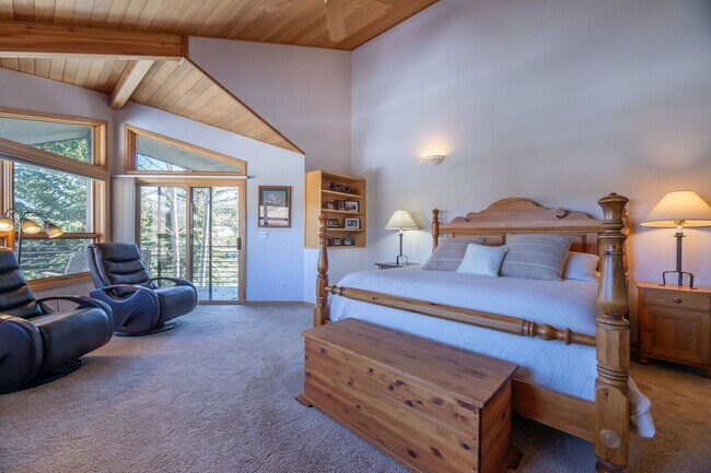 Building Photo - Attached garage! Beautiful views! Heart of...
