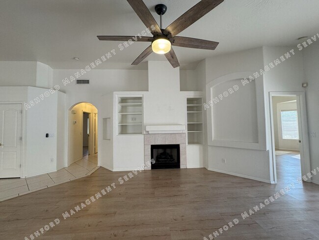 Building Photo - ***MOVE IN SPECIAL!*** BEAUTIFUL 3 BEDROOM...