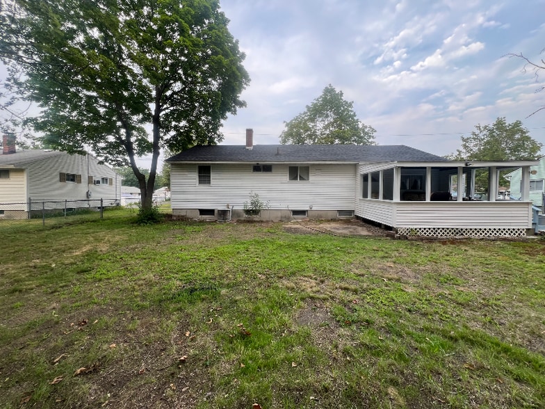 Building Photo - 240 Greenaway Dr