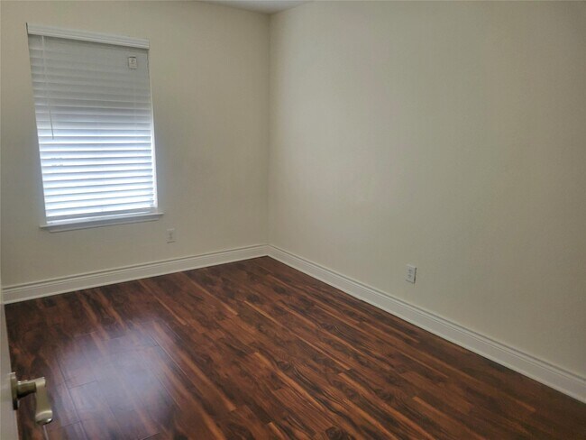 Building Photo - 8126 Golf Green Cir