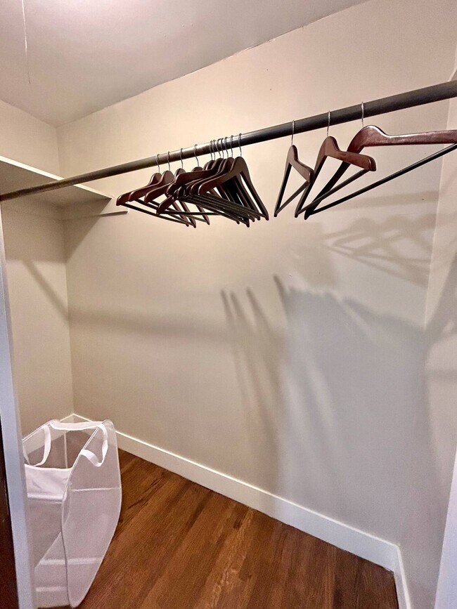 walk in closet queen - 2925 Newton St