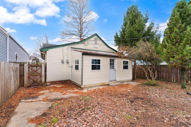 Building Photo - 1709 Ekin Ave