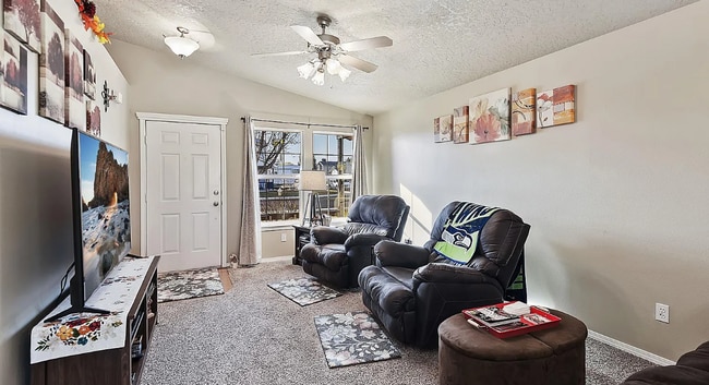 Building Photo - 928 Aspen Grove St