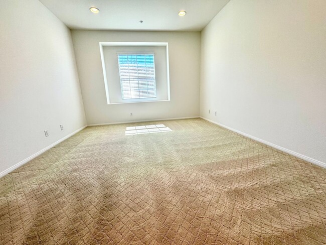 Building Photo - Beautiful 2 Bedroom Condo in Desirable Qua...