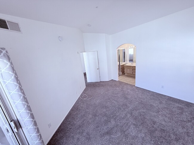 Building Photo - 2-Bed, 2-Bath Condo with Fireplace in San ...