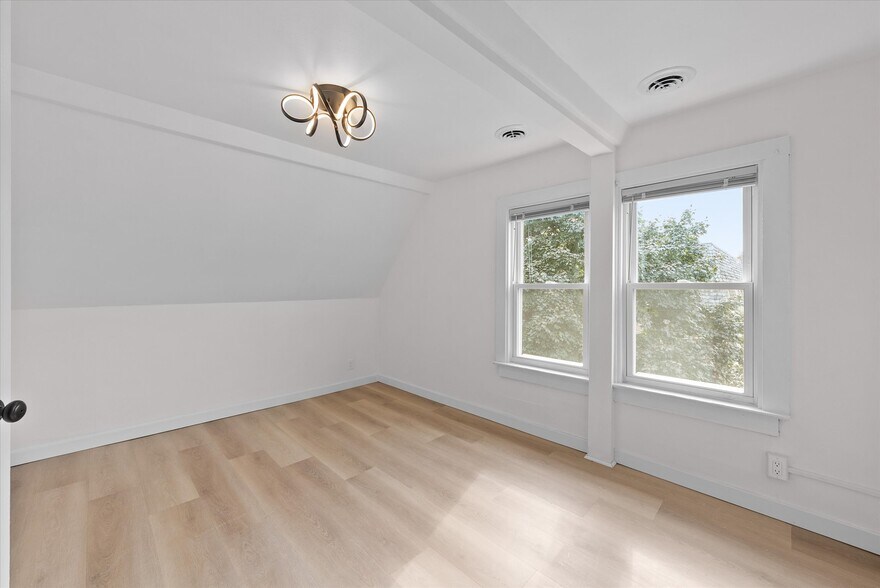 Building Photo - 2026 E Kenilworth Pl