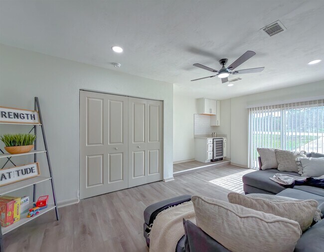 Building Photo - 2059 Little River Ln