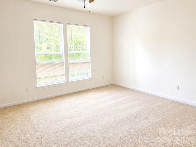 Building Photo - 913 Tiger Ln