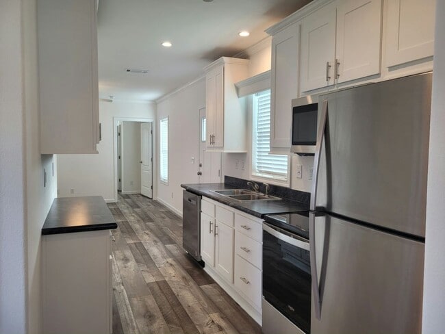 Building Photo - 5552 Annette St