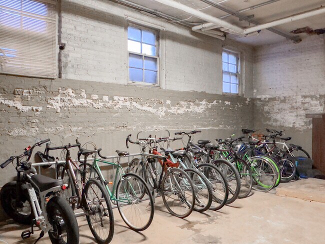 Building Photo - 4742 N Hermitage Ave