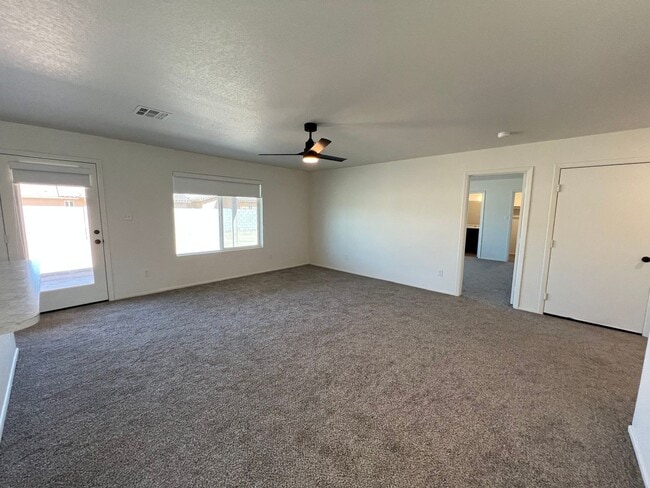 Building Photo - NEWER 3 BEDROOM HOME!