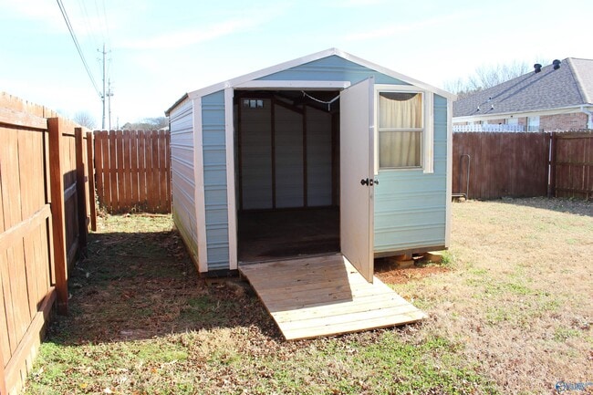 Building Photo - 101 Cresent Circle