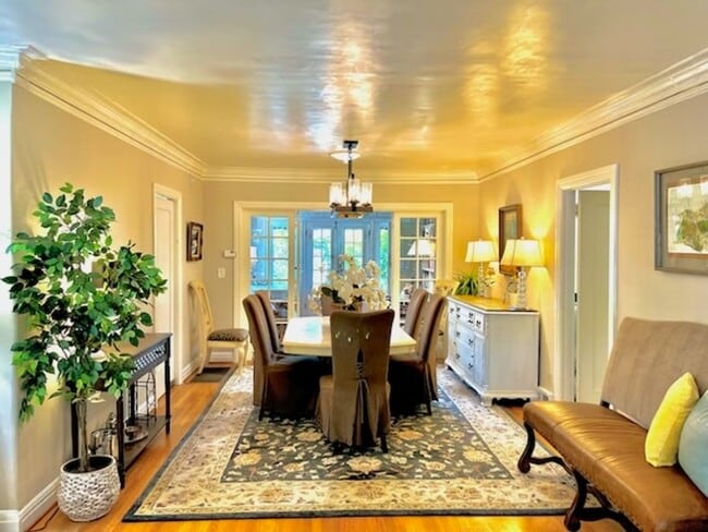 Building Photo - Fully Furnished Tranquil Downtown Home - Available Now!