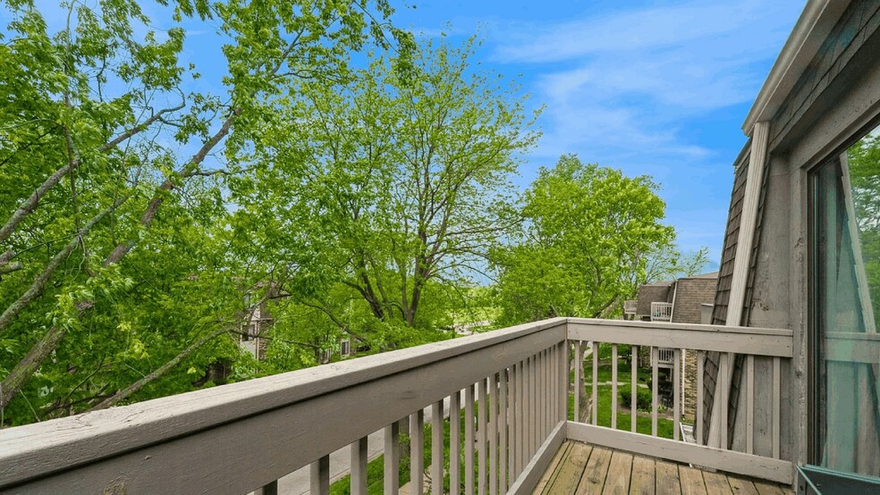 Building Photo - 239 W Court of Shorewood