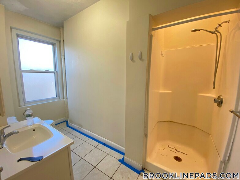 Building Photo - 352 Riverway