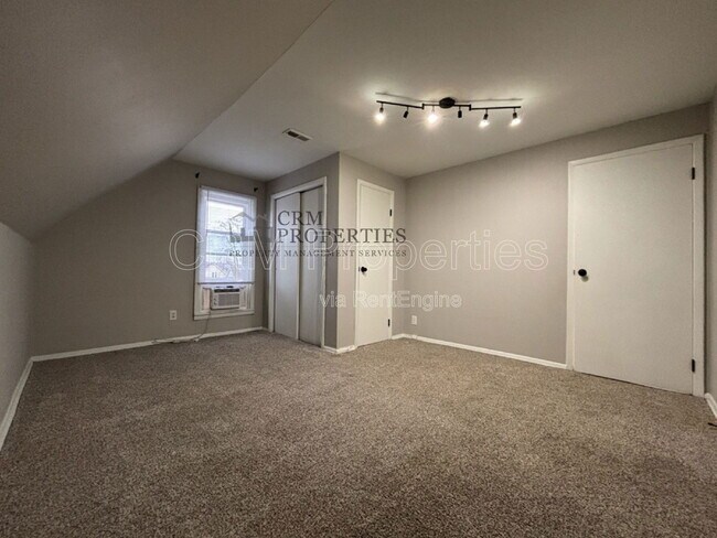 Building Photo - 1039 S Washington St