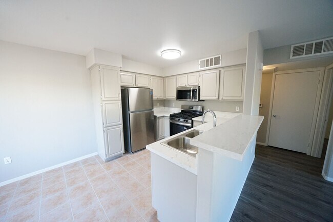 Building Photo - 5710 E Tropicana Ave