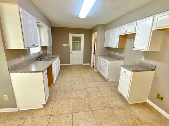 Building Photo - Now Leasing 4 bedroom 2.5 bath home-Southeast Memphis