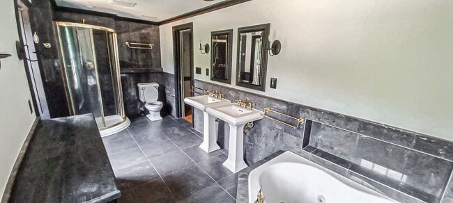 Building Photo - Oversized 4 Bedroom 3.5 Bathroom Home Situ...